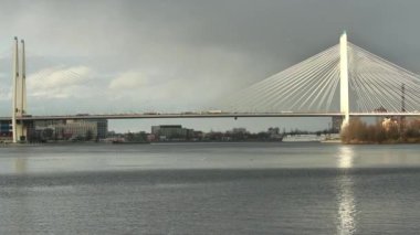Neva Nehri, St. Petersburg, Rusya güneşli büyük Obukhovsky köprüden