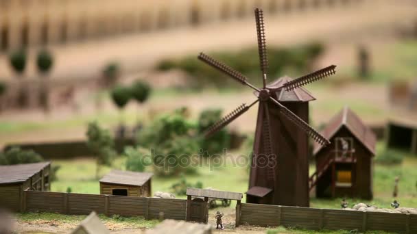 Windmill Nära Smedjan Roterande Miniatyr Layout — Stockvideo