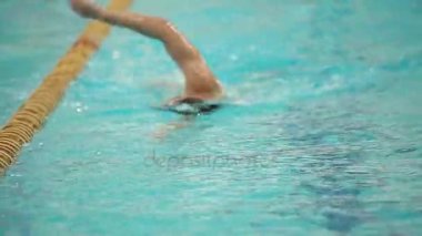 Yüzme, spor tanınmaz atlet gezinme yakın, önden görünüm izleme atış yüzüyor