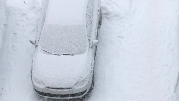 車が雪トップ ビューで覆われて — ストック動画
