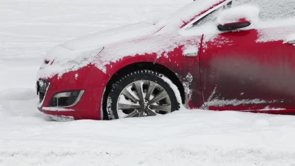 红色汽车卡在深雪中 — 图库视频影像