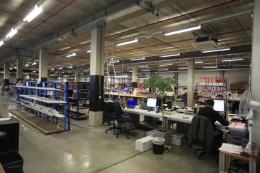 elektrik üretimi ve aydınlatma donanımları için atölye içinde