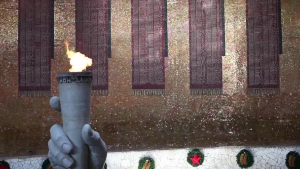 Рука Горящим Факелом Вечный Огонь Память Солдатах Погибших Второй Мировой — стоковое видео