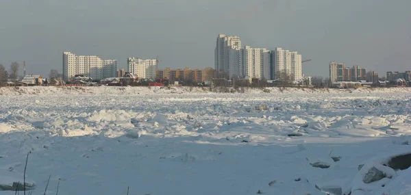 冬の雪の北部都市 — ストック写真