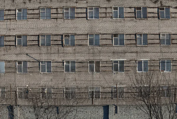 Невидимая Жизнь Решетчатыми Окнами Тюрьмы — стоковое фото