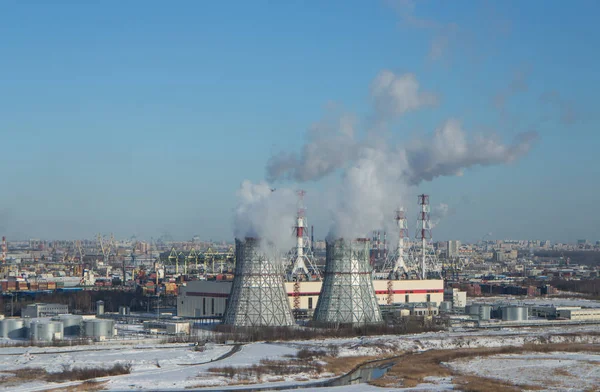 Wärmekraftwerk Mit Rauchendem Kühlturm — Stockfoto