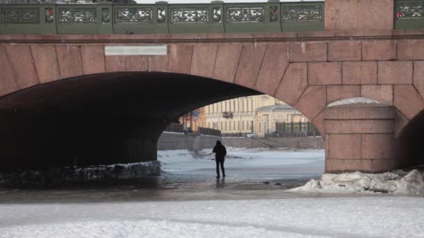 Vinter Petersburg Människor Promenad Isen Frusna Kanalen — Stockvideo