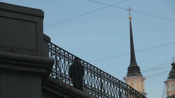 Gente Alla Chiesa Cristiana Vista Dal Basso — Video Stock