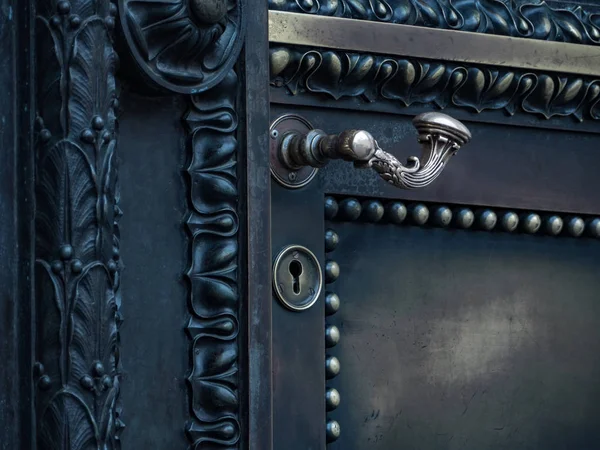 Латунная Антикварная Дверь Орнаментами — стоковое фото