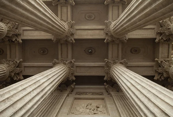 Enormes Colunas Abóbadas Templo Sobrecarga — Fotografia de Stock