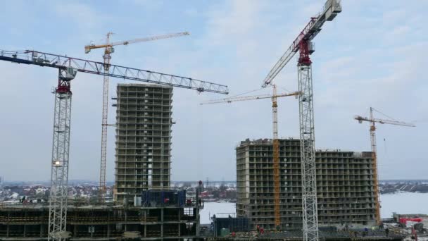 Baustelle Mit Hohen Turmdrehkranen Zeitraffer — Stockvideo