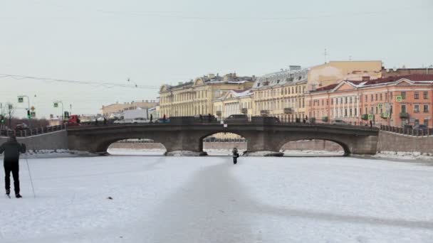 サンクトペテルブルク ロシア 2018 サンクト ペテルブルクで冬の凍った川 — ストック動画