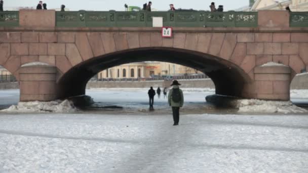 Gente Cammina Sul Ghiaccio Del Fiume Inverno San Pietroburgo — Video Stock