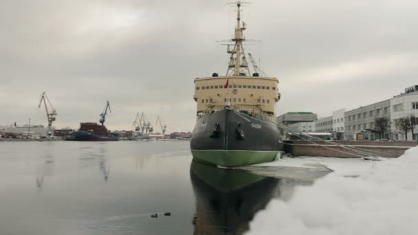 圣彼得堡 俄罗斯 2018年3月16日 在码头上的 卡拉辛 的破冰船 建于1916年 — 图库视频影像