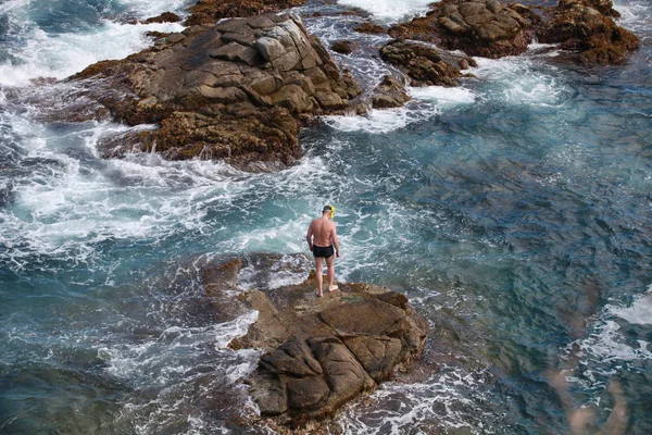 Nadador Masculino Irreconhecível Uma Rocha Antes Saltar Para Vista Superior — Fotografia de Stock