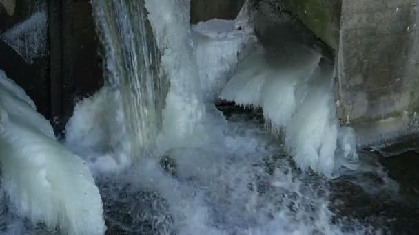 Водопад Зимой Льду Брызги Воды Замедленного Движения — стоковое видео