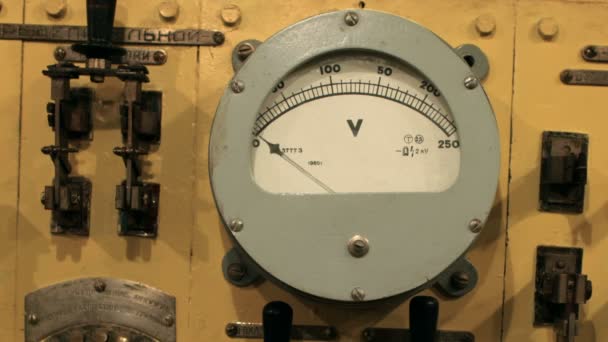 仪表板上的电压表 潜艇内 — 图库视频影像