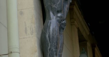 St Petersburg, Rusya, 19 Mart 2018, atlas giriş Müzesi yeni Hermitage, düşük açılı görünümü'nde büyük bir taş heykel