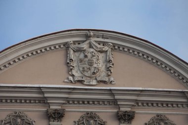 Kraliyet hanedan arması alınlığın palace'nın üzerinde