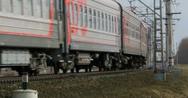 Tren yolcu treni yakın ses ile geçiyor