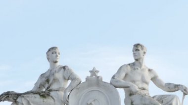 St Petersburg, Rusya, 20 Mart 2018, heykel işçi ve kadın toplu çiftçi, Sovyet Neoklasisizm Mimarlık