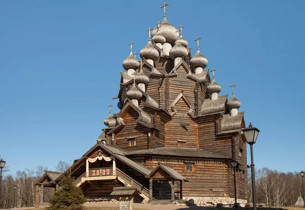 2018 日ロシア サンクトペテルブルク ネフスキー森林公園をロシアの北の木造建築をパノラマの聖母聖堂 — ストック写真