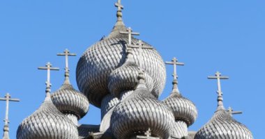 Eski ahşap kilise panorama yukarıdan aşağıya, çivi inşa