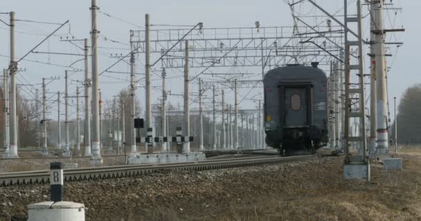 Torów Kolejowych Pociągów Pasażerskich Idzie Odległość — Wideo stockowe