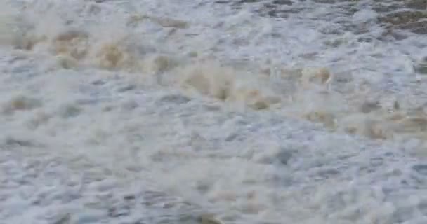 Wütendes Fließwasser Nach Staudamm Mit Geräuschen — Stockvideo