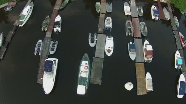 Boten Een Jachthaven Luchtfoto Vlucht Naar Beneden — Stockvideo