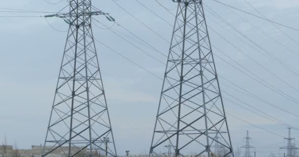 Enorme Stalen Palen Van Hoogspanning Transmissielijn Panorama Neer — Stockvideo