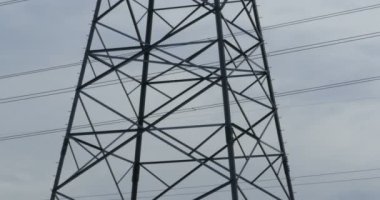 Çelik kutup yüksek gerilim iletim hattı, panorama aşağı yukarı