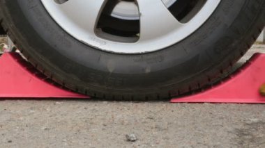 bir araba jack, sıra ile iş kendini onarma