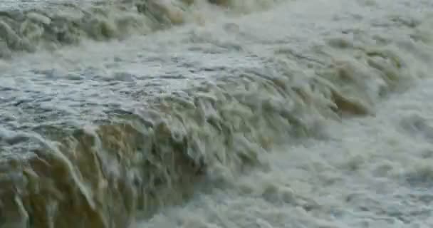 Водосброс Кипящая Белая Вода Рядом Камера Движении — стоковое видео