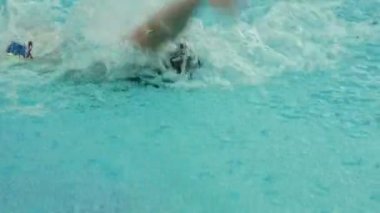 Tanınmayan yüzücü sırtüstü, ağır çekim izleme atış