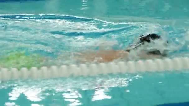 Niet Herkende Zwemmer Zwemmen Stijl Crawl Slow Motion Tracking Shot — Stockvideo