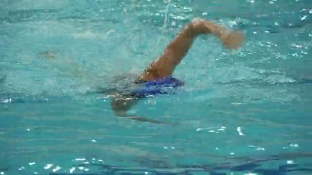 无法辨认的女性游泳者 样式爬行前面看法慢动作 — 图库视频影像