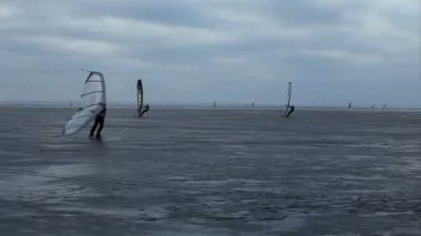 atış izleme tanınmaz sporcu ile bir kitewing elinde, paten üzerinde