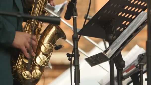 Tenor Saxofone Banda Latão Perto — Vídeo de Stock