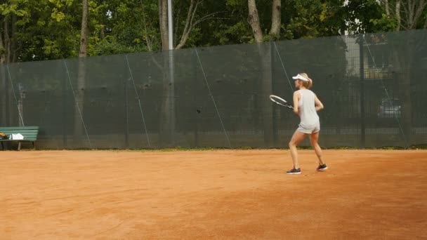 Petrohrad Rusko Srpna2019 Sportovní Žena Hraje Tenis Obdrží Podání Pohled — Stock video