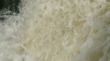 Beyaz su akıntısı, hiddetli şelale yavaş çekim, yakın çekim
