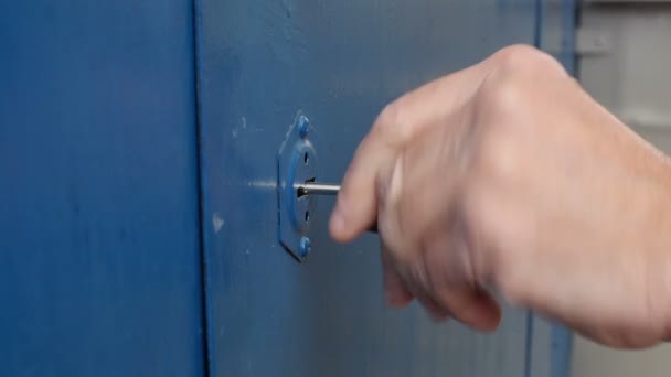 Человек Поворачивает Ключ Отверстие Ключа Рядом — стоковое видео