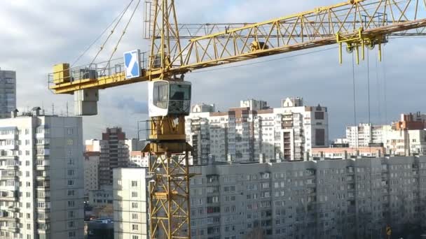 2019年10月12日 俄罗斯圣彼得堡 塔式起重机在建筑工地的时差上飞驰而出 — 图库视频影像