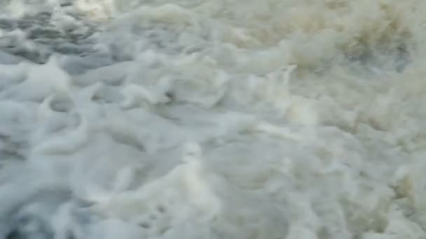 ruisseau qui fait rage est cassé à la chute d'eau du pied 