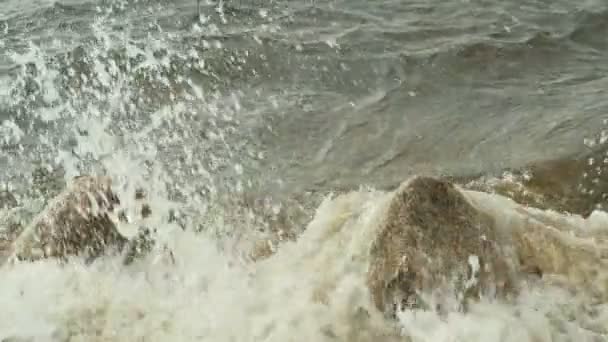 海浪冲破巨石 缓慢地运动 — 图库视频影像