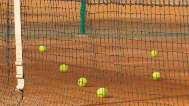 Gula Bollar Bakom Nätet Tennisbanan — Stockvideo