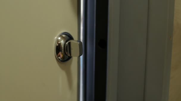 Человек Закрывает Дверь Замок Концепция Домашней Безопасности — стоковое видео