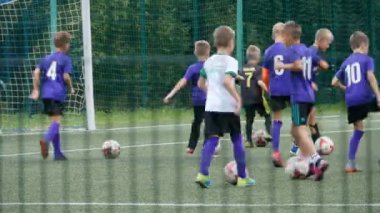  St. Petersburg, Rusya, 10 Eylül 2019. Okul çocukları futbol eğitimi, zaman aşımı.