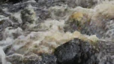 Dağ akıntısı yakın çekim, taş kayalar, döngü