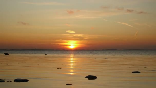 Ηλιοβασίλεμα Κόκκινος Ήλιος Δύει Χρόνος Δραματικό Ηλιοβασίλεμα Στη Θάλασσα — Αρχείο Βίντεο